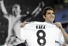 Foto de Kaká presentado por el Real Madrid ante 50.000 espectadores