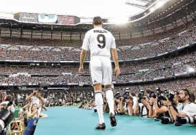 Foto de Cristiano Ronaldo presentado en el Bernabéu ante casi 90.000 personas