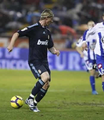 Foto de El Real Madrid vence 1-3 al Depor en Riazor (Foto de Guti en el momento del taconazo del gol al Depor