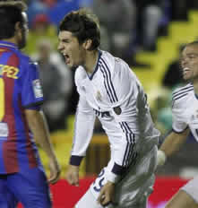 Foto de El Real Madrid gana 1-2 al Levante en un campo impracticable