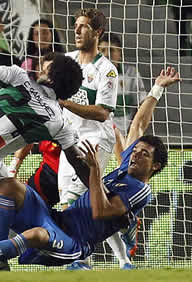 Foto de El Real Madrid vence 1-2 al Elche en un final polémico