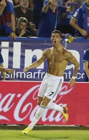 Foto de El Real Madrid vence 2-3 al Levante tirando de épica